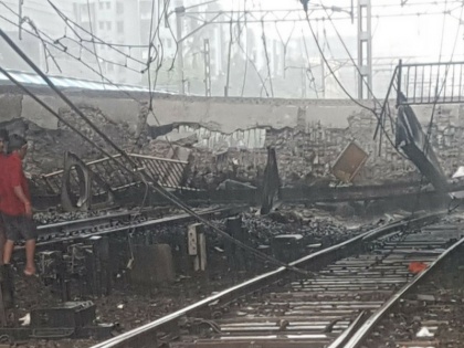 Road Over Bridge collapsed Andheri Station mumbai | मुंबई के अंधेरी स्टेशन के पास हुए हादसे के बाद हार्बर लाइन शुरू, बाकी पर काम जारी