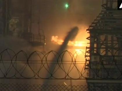 fire breaks out at bharat petroleum refinery in mumbai Chembur | मुंबई: चेंबूर में भारत पेट्रोलियम की रिफाइनरी में विस्फोट के बाद लगी आग, 45 जख्मी