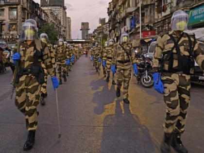 CISF conducts flag march in Mumbai to enforce lockdown | मुंबई में लॉकडाउन को सख्ती से लागू करने के लिए CISF के जवानों ने किया फ्लैग मार्च, 700 से अधिक पुलिस वाले संक्रमित