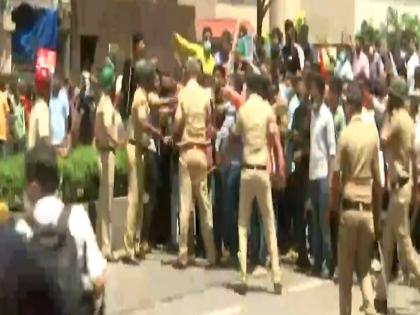 Mumbai Shiv Sena and BJP supporters clash on Narayan Rane slap remark on Uddhav Thackeray | 'मैं होता तो उद्धव ठाकरे को थप्पड़ मारता', नारायण राणे के विवादित बयान पर हंगामा, मुंबई में भिड़े भाजपा-शिवसेना समर्थक Mumbai Shiv Sena and BJP supporters clash on Narayan Rane slap remark on Uddhav Thackeray | 'मैं होता तो उद्धव ठाकरे को थप्पड़ मारता', नारायण राणे के विवादित बयान पर हंगामा, मुंबई में भिड़े भाजपा-शिवसेना समर्थक