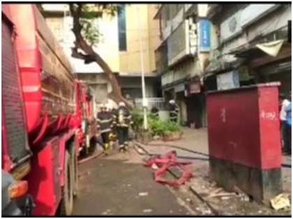 Mumbai: people rescued by the fire brigade at Aaditya Arcade building near Dreamland Cinema | मुंबईः ड्रीमलैंड सिनेमा के करीब एक इमारत में लगी भीषण आग, फंसे लोगों को फायर ब्रिगेड ने बचाया