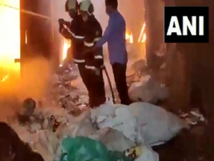 Fire at the scrap godown in Mandala area in Mumbai under control now fire fighting operation underway | मुम्बई के मानखुर्द के स्क्रैप कपाउंड में लगी भीषण आग पर पाया गया काबू, कोई हताहत नहीं