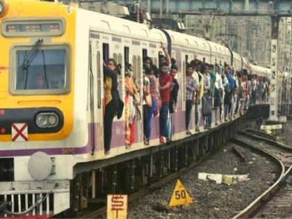 bombay-high-court-compensation-senior-citizen-railways-act | भीड़ वाली मुंबई लोकल में चढ़ना अनुमानित जोखिम है, आपराधिक कृत्य नहीं, हाईकोर्ट का घायल यात्री को मुआवजे देने का आदेश