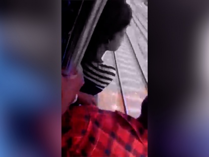 Unknown passenger saves a girl falling from the mumbai local train | Video: तेज रफ्तार मुंबई लोकल से फिसली युवती, सुपरहीरो के अंदाज में लड़के ने बचाई जान 