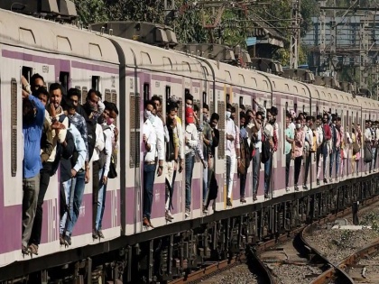 mumbai Local Train News Services disrupted people walking tracks office late office video went viral Western Railway | Local Train News: मुंबई लोकल ट्रेनों की सेवाएं बाधित, ऑफिस के लिए लेट होने के कारण पटरियों पर उतरकर चलते दिखे लोग, वीडियो वायरल
