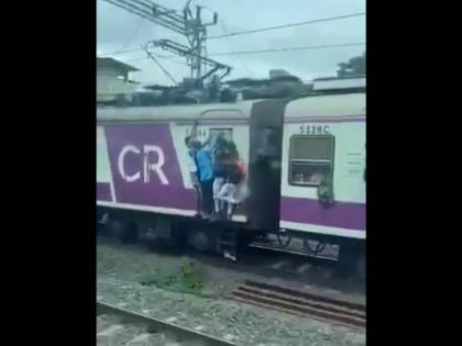 Mumbai Local Train Accident Man Hanging Outside Moving Train Falls Off After Being Struck by Pole Watch Video | Mumbai Local Train Accident: सामने आई खौफनाक वीडियो, चलती ट्रेन के बाहर लटका शख्स खंभे से टकराकर गिरा Mumbai Local Train Accident Man Hanging Outside Moving Train Falls Off After Being Struck by Pole Watch Video | Mumbai Local Train Accident: सामने आई खौफनाक वीडियो, चलती ट्रेन के बाहर लटका शख्स खंभे से टकराकर गिरा