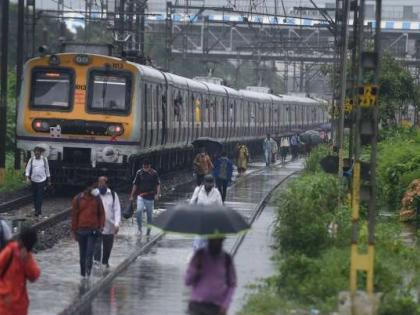 Mumbai local train services to start from August 15 for fully vaccinated people CM Uddhav Thackeray | मुंबई में 15 अगस्त से लोकल ट्रेन सेवा, वैक्सीन की दोनों डोज लेने वाले लोग कर सकेंगे यात्रा, महाराष्ट्र के सीएम उद्धव ठाकरे ने कहा