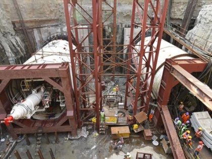 Mumbai Metro worker dies in tunnel shaft mishap | मुंबई मेट्रो की सुरंग निर्माण के दौरान हादसा, चट्टान का टुकड़ा गिरने से मजदूर की मौत