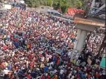 Video: Video: migrant labourers gathered in Bandra,hope of ending the lockdown police lathi-charged, Aditya Thackeray's mark on Modi government | Video: लॉकडाउन खत्म होने की उम्मीद में मुंबई के स्टेशन पर उमड़ा मजदूरों का सैलाब, पुलिस ने किया लाठीचार्ज, आदित्य ठाकरे का मोदी सरकार पर निशाना