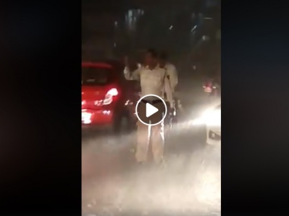 Mumbai Traffic police Duty In Heavy Rain without ran court, video viral | इंटरनेट पर छा गया यह ट्रैफिक पुलिस वाला, वीडियो भी हो गया वायरल लेकिन इसे भनक तक नहीं