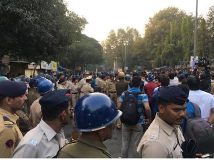 bhima koregaon violence dalit protesters twitter reaction | भीमा कोरेगांव हिंसाः सड़क के बाद सोशल मीडिया पर घमासान, यूज़र ने लिखा- मुंबई किसी के बाप की नहीं