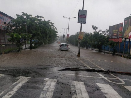 Mumbai Rains Live Update school close local train and bus slow alert on | मुंबई में भारी बारिश, BMC ने स्कूल बंद का किया ऐलान, इलाके में ऑरेंज अलर्ट जारी