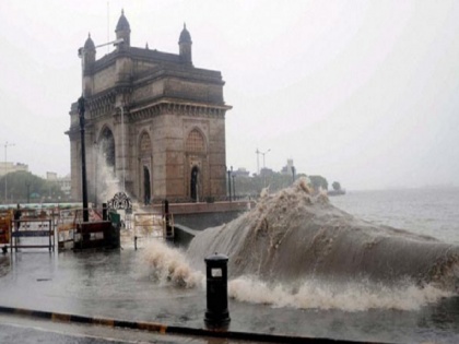 Arabian sea dipression may intensify into severe cyclonic storm mumbai will be effected | कोरोना संकट के बीच मुंबई में एक और आफत, अरब सागर में बने दबाव के बाद विकराल चक्रवाती तूफान दे रहा है दस्तक