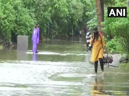 Mumbai rain update decreased in rain traffic service restored in some areas | Mumbai Rain Update: मुंबई में बारिश में आई कमी पर मुश्किलें बरकरार, कई इलाकों में जलभराव की समस्या
