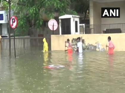 Mumbai rain and weather update BMC declares holiday except emergency services | मुंबई में भारी बारिश ने फिर किया हाल बेहाल, बीएमसी ने जरूरी सेवाओं को छोड़ छुट्टी का दिया आदेश