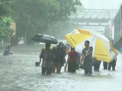 Mumbai Rains Live updates and highlights BMC Maharashtra monsoon | Mumbai Rains: मुम्बई में भारी बारिश के कारण रेलवे यातायात प्रभावित, ये रेलगाड़ियां की गईं रद्द
