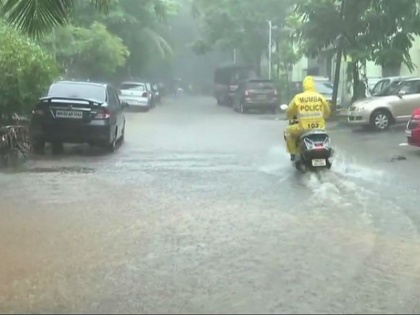 Mumbai rain: Heavy downpour in Mumbai, normal life affected | मुंबई: भारी बारिश से लोग बेहाल, सड़कों-रेलवे ट्रैक पर भरा पानी, स्कूल और कॉलेज बंद