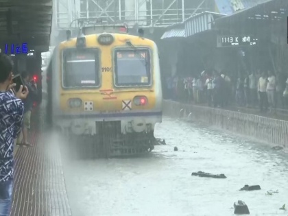 Mumbai rains: local trains and road traffic severely affected | मुंबई में फिर से बारिश शुरू, बरपा रही कहर, लोकल ट्रेन और सड़क बेहाल, हर कोई परेशान
