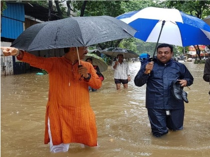 Mumbai Rains BJP Sambit Patra seen wading through water while they were going to BJP office | हाथ में जूते लेकर संबित पात्रा पहुंचे बीजेपी दफ्तर, ट्विटर पर लोगों ने ली चुटकी