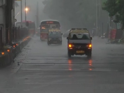 Normal life disrupted in Mumbai as heavy rainfall triggers water logging at various places in the city | बारिश की वजह से रेड अलर्ट पर मुंबई, झमाझम बरस रहे हैं मेघ, जनजीवन हुआ अस्त-व्यस्त