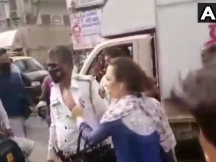 Mumbai: Traffic policeman stopped for not installing helmet, woman beaten police officer | मुंबई: हेलमेट नहीं लगाने पर ट्रैफिक पुलिसकर्मी ने रोका, महिला ने कर दी पिटाई