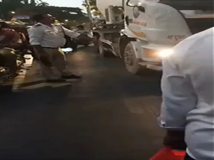 Mumbai Traffic police constable abuses truck driver publicly threatening road Malcolm Baug Jogeshwari West video goes viral | मुंबई: ट्रैफिक पुलिस कांस्टेबल ने ट्रक चालक को सड़क पर सरेआम धमकाते हुए किया गाली गलोज, वीडियो हुआ वायरल
