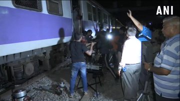 coach of a Mumbai local train derailed at Kurla Railway Station | कुर्ला रेलवे स्टेशन पर पटरी से उतरी मुंबई लोकल ट्रेन, कोई हताहत नहीं