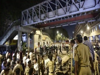 BMC suspends 2 over fatal bridge collapse | मुम्बई हादसे के बाद बीएमसी की कार्रवाई, चीफ इंजीनियर समेत असिस्टेंट इंजीनियर सस्पेंड