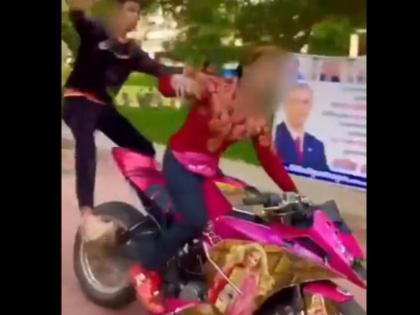 mumbai police shares video of boy performing stunts on bike warn no to do this | सड़क पर ऐसे खतरनाक स्टंट दिखा रहे थे बाइक सवार लड़के, मुंबई पुलिस ने सिखाया सबक mumbai police shares video of boy performing stunts on bike warn no to do this | सड़क पर ऐसे खतरनाक स्टंट दिखा रहे थे बाइक सवार लड़के, मुंबई पुलिस ने सिखाया सबक