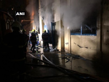 Mumbai: Fire in the stock of medicines and chemicals at Sadhana Industrial Estate in Worli | मुंबई: वर्ली के साधना इंडस्ट्रियल एस्टेट में लगी भीषण आग से 12 लोग घायल, रेस्क्यू ऑपरेशन जारी