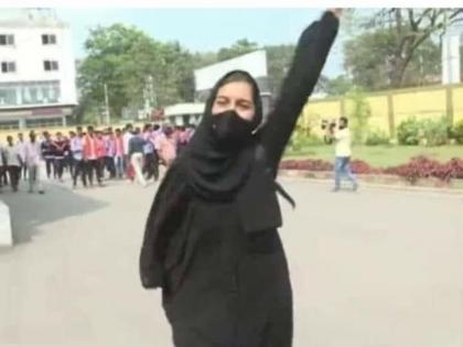 karnataka hijab row girl-took-on-saffron-scarf-group said they are ruining-our education | कर्नाटक: भगवा छात्रों के गुट का सामना करने वाली हिजाब पहनी छात्रा ने कहा- वे हमारी पढ़ाई बर्बाद कर रहे, हिंदू दोस्तों ने मेरा समर्थन किया