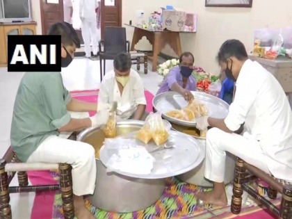 Coronavirus Update: A Muslim family in Mumbai prepares food and distributes it to needy | Coronavirus Update: इस मुश्किल घड़ी में मुंबई में 800 लोगों को रोजाना खाना खिलाता है ये मुस्लिम परिवार