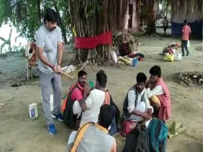 Bihar Six Muslim youths alms as a monk members of Bajrang Dal caught and beat them | बिहार: साधु बनकर भिक्षा मांग रहे थे छह मुस्लिम युवक, बजरंग दल के सदस्यों ने पकड़ कर पीटा