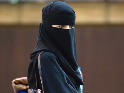 america student dragged niqab of fellow student used anti muslim words | अमेरिका: छात्रा ने साथ पढ़ने वाली मुस्लिम लड़की का हिजाब खींचा, आरोपी गिरफ्तार
