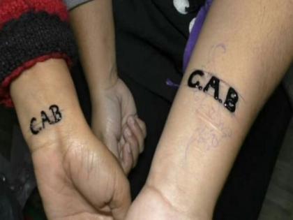 Muslim women got tattoos in support of CAB, this claim is being shared on social media | वायरल: CAB के समर्थन में मुस्लिम महिलाओं ने बनवाया टैटू, तस्वीर शेयर कर किया जा रहा है ये दावा Muslim women got tattoos in support of CAB, this claim is being shared on social media | वायरल: CAB के समर्थन में मुस्लिम महिलाओं ने बनवाया टैटू, तस्वीर शेयर कर किया जा रहा है ये दावा