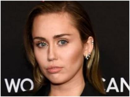 Miley Cyrus groped, forcibly kissed by fan in Barcelona | पॉप स्टार माइली सायरस को फैन ने भीड़ में घुसकर जबरदस्ती किया Kiss, वीडियो हुआ वायरल