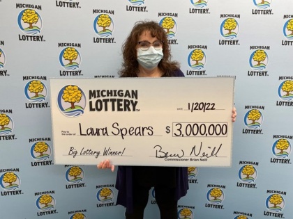 news american Laura Spears win $3 million lottery from spam mail inbox buy from facebook post MichiganLottery.com | गजब! महिला को एक स्पैम मेल ने रातोंरात बना दिया करोड़पति, 31 दिसंबर को खरीदी लॉटरी ने लौरा को 3 मिलियन डॉलर से किया मालामाल, जानें पूरा मामला