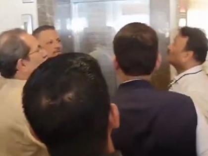 Maharashtra Devendra Fadnavis secret meeting with Uddhav Thackeray lift stir in political | Maharashtra: उद्धव ठाकरे से देवेंद्र फडणवीस की हुई लिफ्ट में सीक्रेट मुलाकात, राजनीतिक गलियारों में हलचल Maharashtra Devendra Fadnavis secret meeting with Uddhav Thackeray lift stir in political | Maharashtra: उद्धव ठाकरे से देवेंद्र फडणवीस की हुई लिफ्ट में सीक्रेट मुलाकात, राजनीतिक गलियारों में हलचल