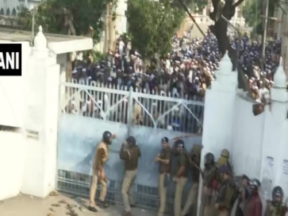 Lucknow: Protests in Nadwa college against Citizenship Amendment Act Stone pelting breaks out at Police | जामिया के बाद नागरिकता कानून के खिलाफ लखनऊ के नदवा कॉलेज में भी प्रदर्शन, पुलिस पर पथराव