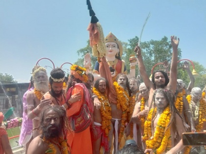 Ujjain: On Ganga Dussehra, Sanyasis took out Peshwai and bathed in Nilganga lake | उज्जैन: गंगा दशहरा पर सन्यासियों ने पेशवाई निकाल नीलगंगा सरोवर में स्नान किया
