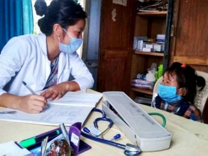 viral photo little girl visits doctor by herself while parents are at work in nagaland photo goes viral | माता-पिता खेतों में थे व्यस्त, 3 साल की बच्ची ने ऐसे दिखाई स्वास्थ्य को लेकर जागरूकता, लोग कह रहे तारीफ