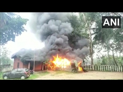 assam-mob-torches-police-station-following-custodial-death | असम: हिरासत में मौत के बाद भीड़ ने थाने को आग के हवाले किया, परिजनों ने पुलिस पर रिश्वत मांगने का आरोप लगाया