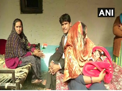 Citizenship Amendment Bill: Pakistani Hindu refugee woman named her daughter 'Nagarikta' in delhi | नागरिकता विधेयकः दिल्ली में रह रहे पाकिस्तानी हिंदुओं की बस्ती में मना जश्न, एक महिला ने अपनी बेटी का नाम रखा 'नागरिकता