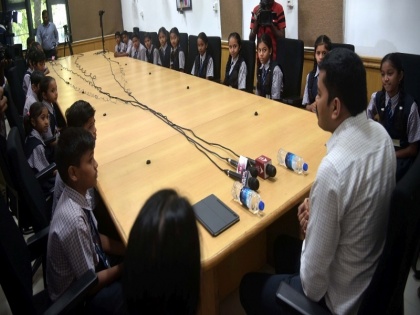 IAS officer's sweat left by questions from government school children | सरकारी स्कूल के बच्चों के सवालों से छूटा आईएएस अधिकारी का पसीना