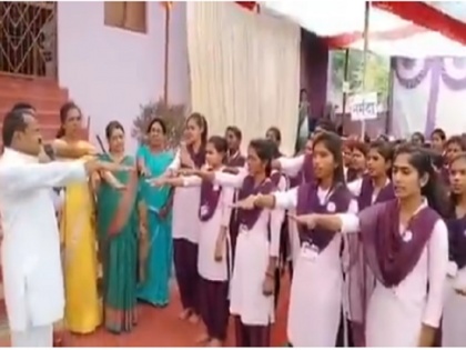Video: day before Valentine's Day, Amravati collages administered the pledge to 'not love and love marriage' to 40 girl students in maharastra | वीडियो: वैलेंटाइन डे के एक दिन पहले प्रोफेसर ने 40 छात्राओं को दिलाई 'प्यार और लव मैरिज न करने' की शपथ