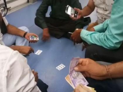 Nagpur Metro Dance Party And Gambling celebration wheels facility problem crime case | मेट्रो कोच में नाच-गाना के साथ जुआ भी खेला, किन्नरों पर बरसाए नोट, जानिए सबकुछ