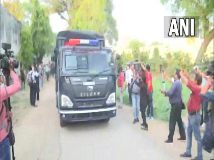 Atiq Ahmed was brought to Prayagraj's Naini Jail, will be produced in the court on Tuesday regarding the verdict in the kidnapping case | अतीक अहमद को प्रयागराज की नैनी सेंट्रल जेल लाया गया, अपहरण केस में फैसले को लेकर मंगलवार को कोर्ट में होगी पेशी