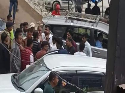Rs 1,500 For 30 Minutes: Tourists Clash With Nainital Municipal Body Over 'Unfair' Parking Fine | 30 मिनट के लिए 1,500 रुपये: 'अनुचित' पार्किंग फाइन को लेकर टूरिस्ट और नैनीताल नगर निगम के बीच झड़प Rs 1,500 For 30 Minutes: Tourists Clash With Nainital Municipal Body Over 'Unfair' Parking Fine | 30 मिनट के लिए 1,500 रुपये: 'अनुचित' पार्किंग फाइन को लेकर टूरिस्ट और नैनीताल नगर निगम के बीच झड़प