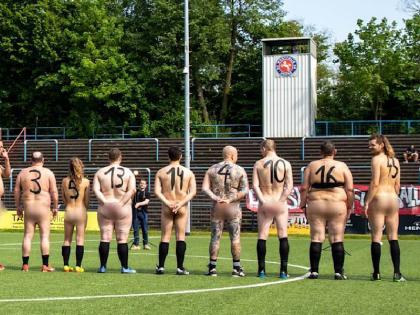 Naked Football Match Played in Herne Germany know why | Naked Football Match: इस देश में नग्न खिलाड़ी खेलते हैं फुटबॉल, बदन पर नहीं होता एक भी कपड़ा; जानें क्यों