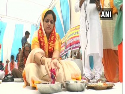 Women perform Tarpan during Pitru Paksha in Kanpur, Nandita Mishra grand-daughter of Atal Bihari Vajpayee also performed the ritual | पितृपक्ष: अटल बिहारी वाजपेयी की पौत्री ने अपने बाबा के लिए गंगा किनारे किया तर्पण